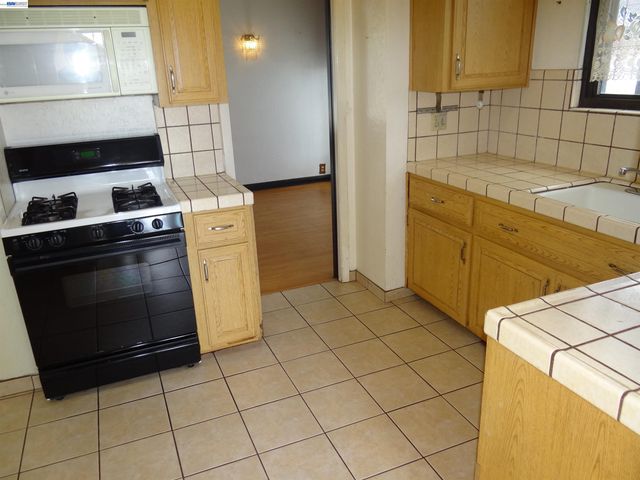 596 Walnut St, San Bruno, CA 94066