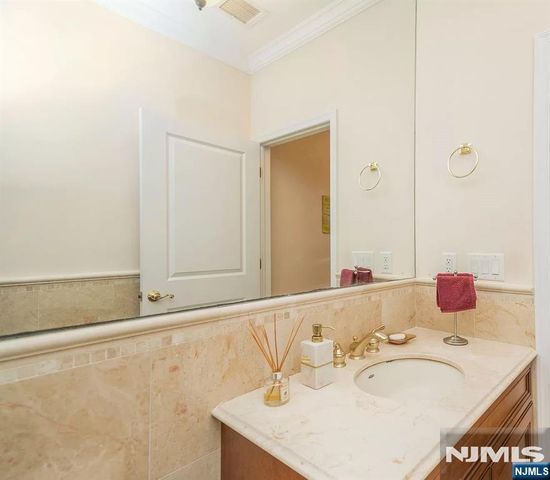 12 Hemlock Lane, Tenafly, NJ 07670