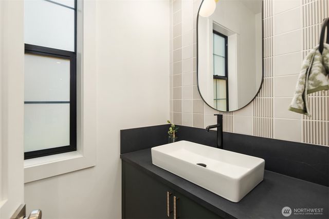 891 166th Avenue NE, Bellevue, WA 98008