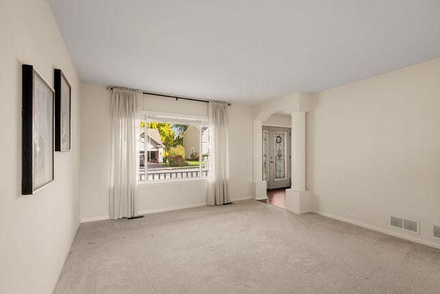 344 Rock Hall Circle, Grayslake, IL 60030