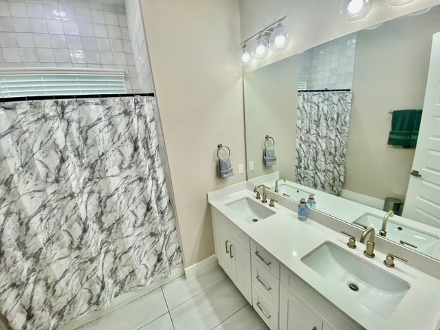 303 Queen Sude Lane, Houston, TX 77091