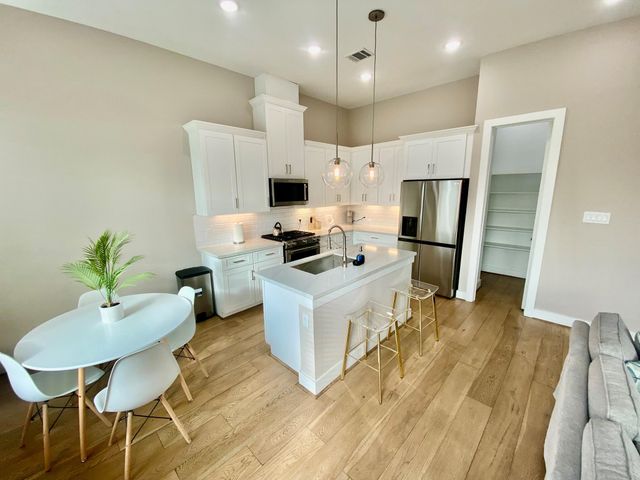 303 Queen Sude Lane, Houston, TX 77091