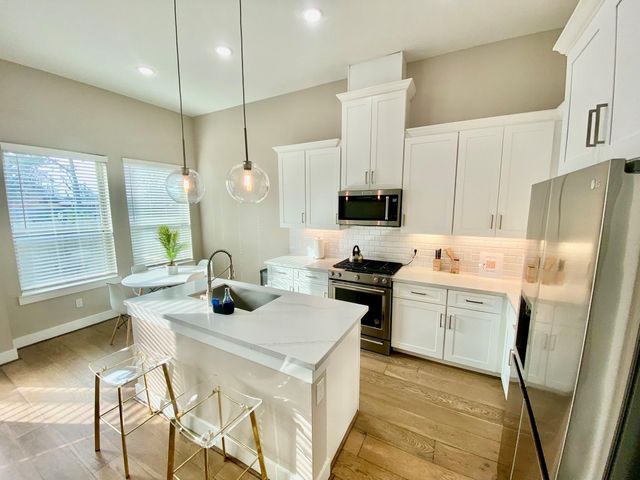 303 Queen Sude Lane, Houston, TX 77091