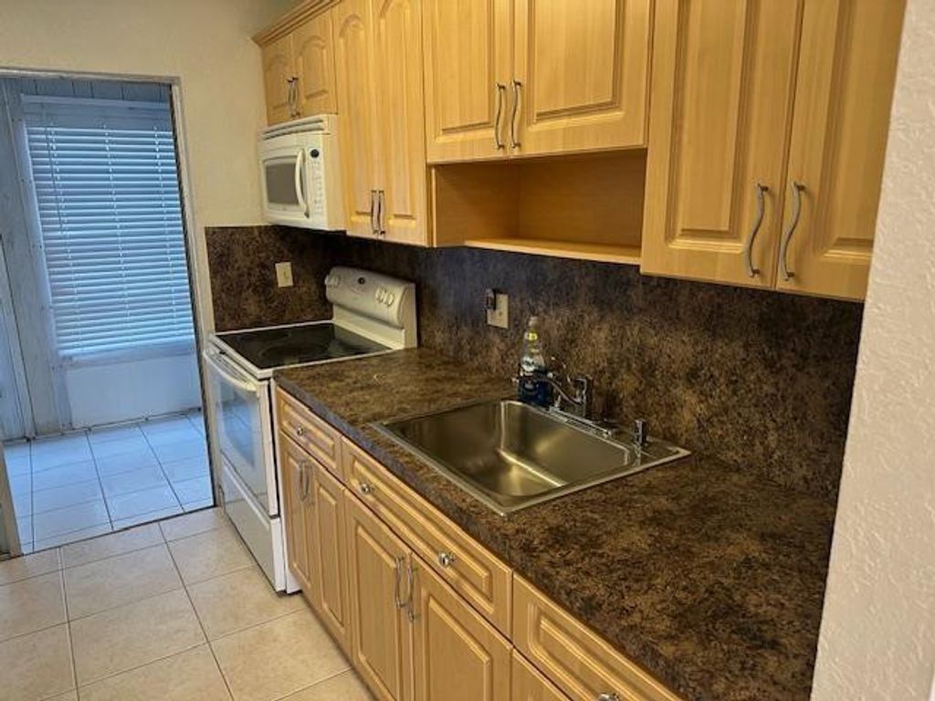 7705 NW 5th Court 104, Margate, FL 33063