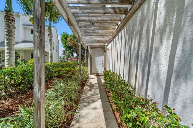 12598 Westhampton Circle, Wellington, FL 33414