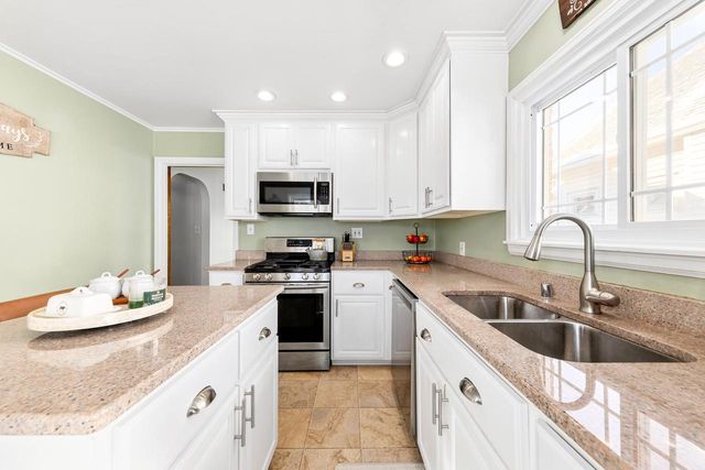 4864 N Hollywood AVENUE, Whitefish Bay, WI 53217