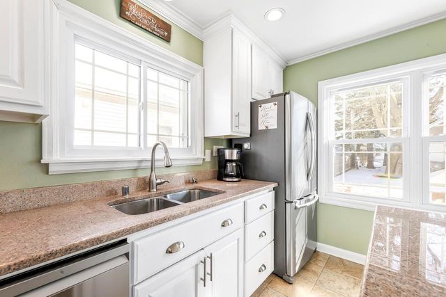 4864 N Hollywood AVENUE, Whitefish Bay, WI 53217