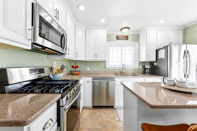 4864 N Hollywood AVENUE, Whitefish Bay, WI 53217