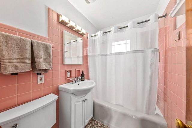 4864 N Hollywood AVENUE, Whitefish Bay, WI 53217