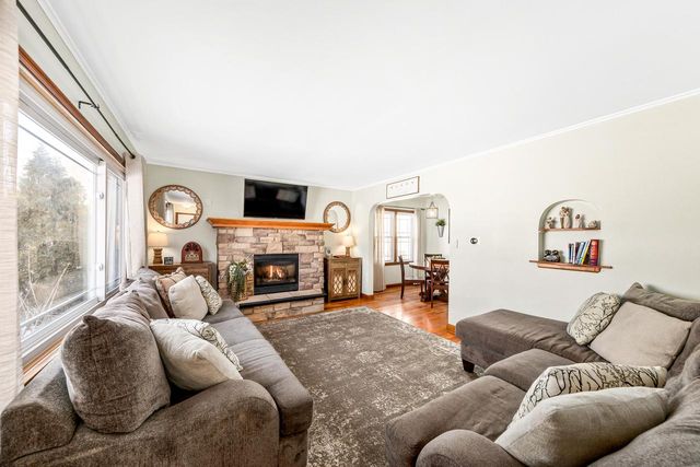 4864 N Hollywood AVENUE, Whitefish Bay, WI 53217