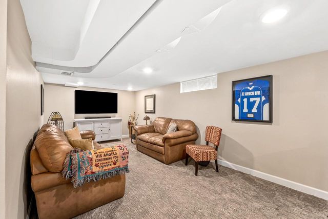 4864 N Hollywood AVENUE, Whitefish Bay, WI 53217