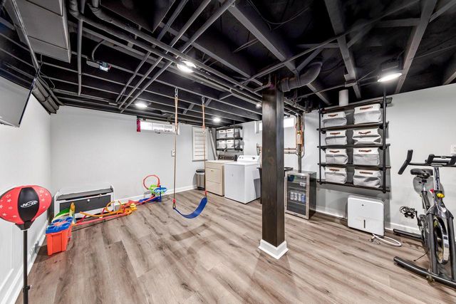 4864 N Hollywood AVENUE, Whitefish Bay, WI 53217