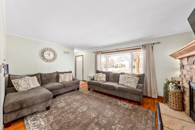 4864 N Hollywood AVENUE, Whitefish Bay, WI 53217