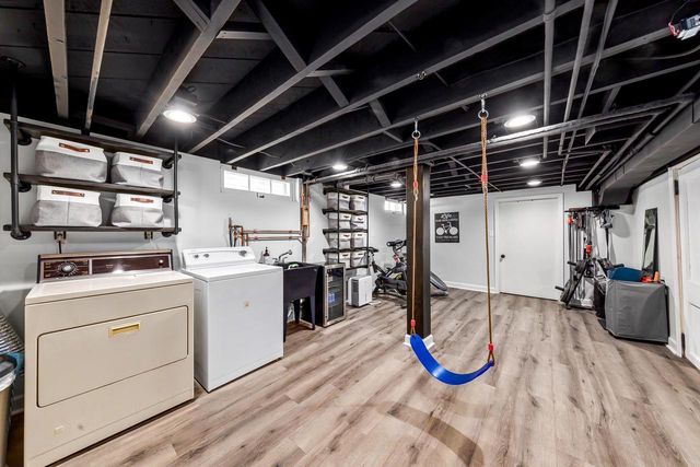 4864 N Hollywood AVENUE, Whitefish Bay, WI 53217