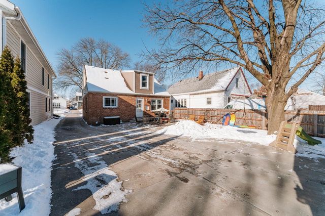 4864 N Hollywood AVENUE, Whitefish Bay, WI 53217