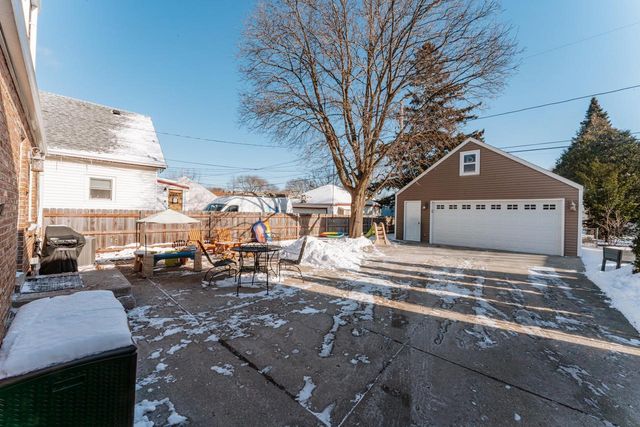 4864 N Hollywood AVENUE, Whitefish Bay, WI 53217