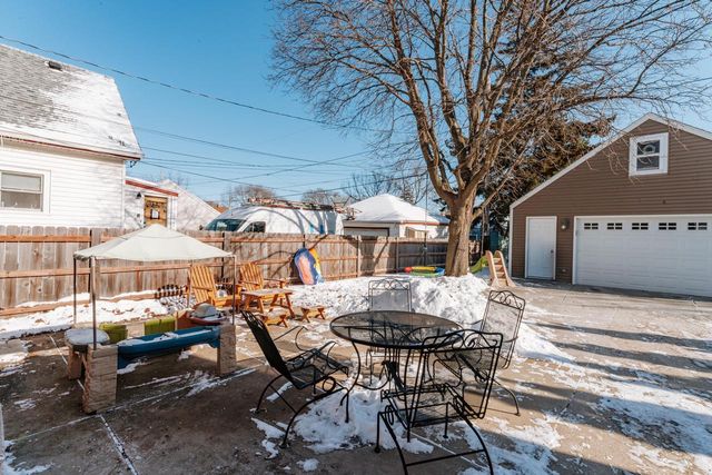 4864 N Hollywood AVENUE, Whitefish Bay, WI 53217