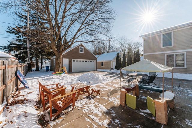 4864 N Hollywood AVENUE, Whitefish Bay, WI 53217