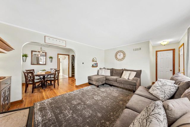 4864 N Hollywood AVENUE, Whitefish Bay, WI 53217