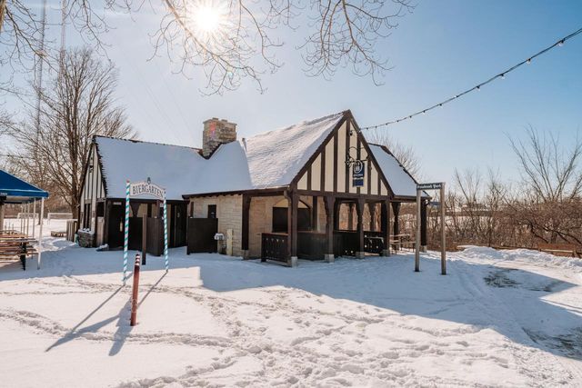 4864 N Hollywood AVENUE, Whitefish Bay, WI 53217