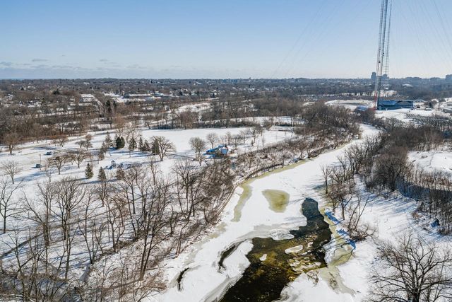 4864 N Hollywood AVENUE, Whitefish Bay, WI 53217