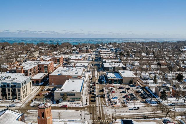 4864 N Hollywood AVENUE, Whitefish Bay, WI 53217