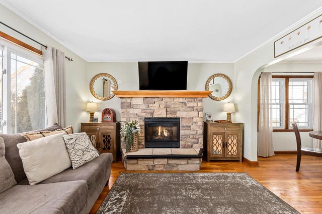 4864 N Hollywood AVENUE, Whitefish Bay, WI 53217