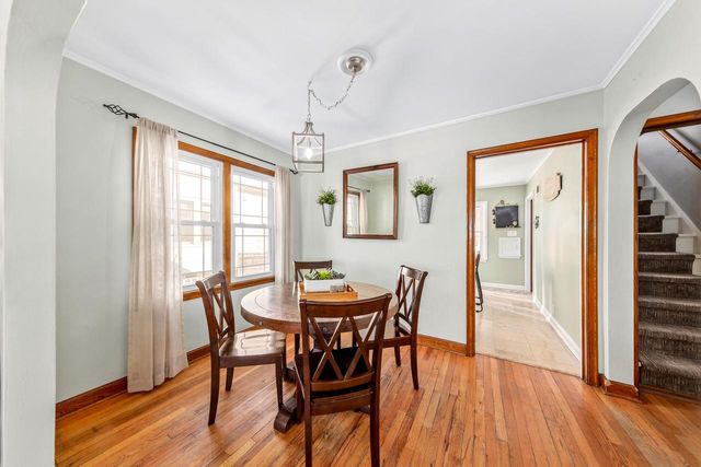 4864 N Hollywood AVENUE, Whitefish Bay, WI 53217