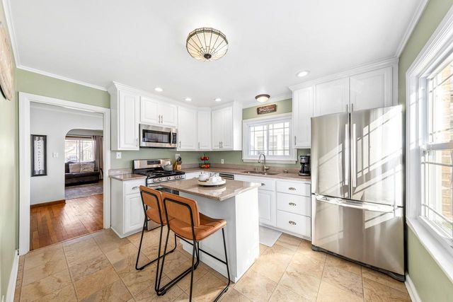 4864 N Hollywood AVENUE, Whitefish Bay, WI 53217