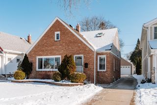 4864 N Hollywood AVENUE, Whitefish Bay, WI 53217