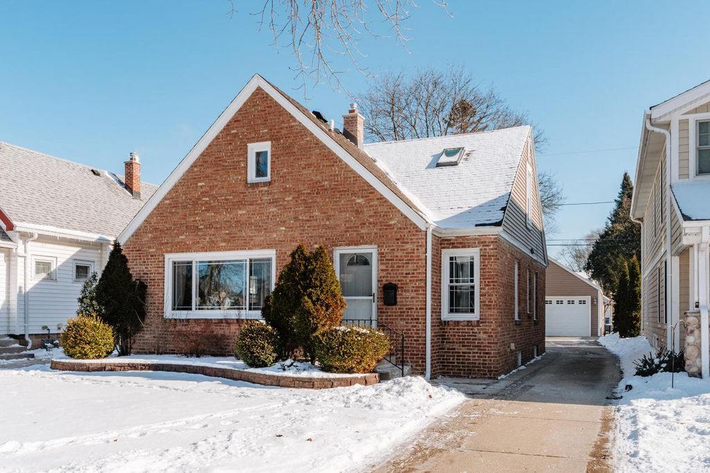 4864 N Hollywood AVENUE, Whitefish Bay, WI 53217