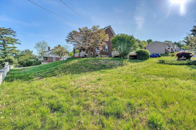S 624 Maple ST, Vinton, VA 24179