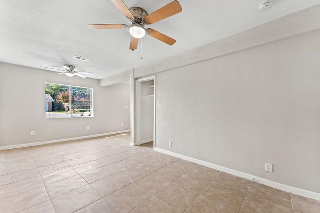 916 Mccurry Avenue, Bedford, TX 76022