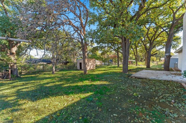 916 Mccurry Avenue, Bedford, TX 76022