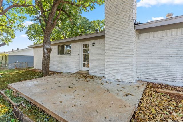916 Mccurry Avenue, Bedford, TX 76022