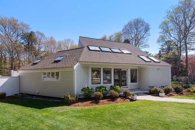 26 Driftwood Circle, Mashpee, MA 02649