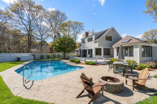 26 Driftwood Circle, Mashpee, MA 02649