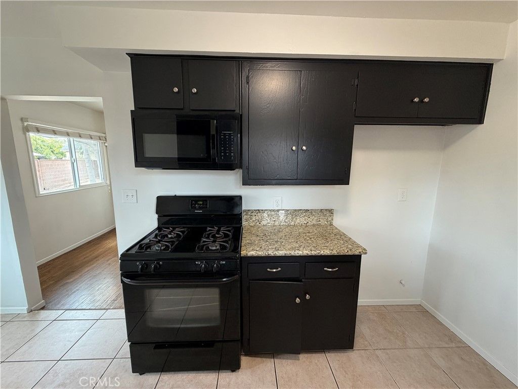 Image 11 of property listing at 7942 Northgate Avenue, Canoga Park, CA 91304