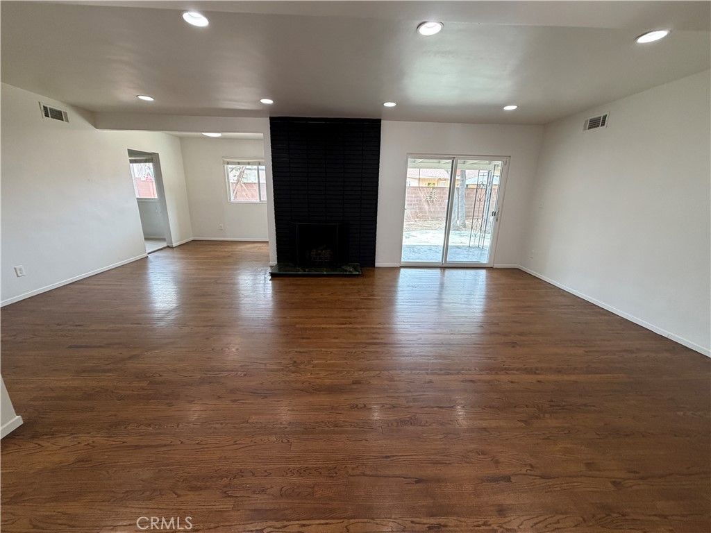 Image 3 of property listing at 7942 Northgate Avenue, Canoga Park, CA 91304