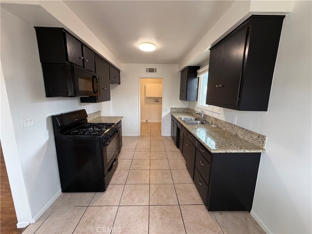 Image 8 of property listing at 7942 Northgate Avenue, Canoga Park, CA 91304