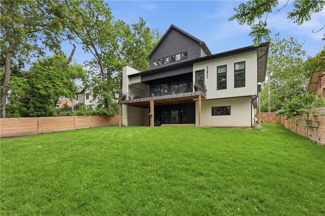5330 Oak Street, Kansas City, MO 64112