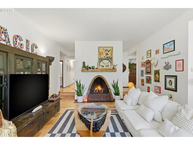 6011 Sw SALMON St, Portland, OR 97221