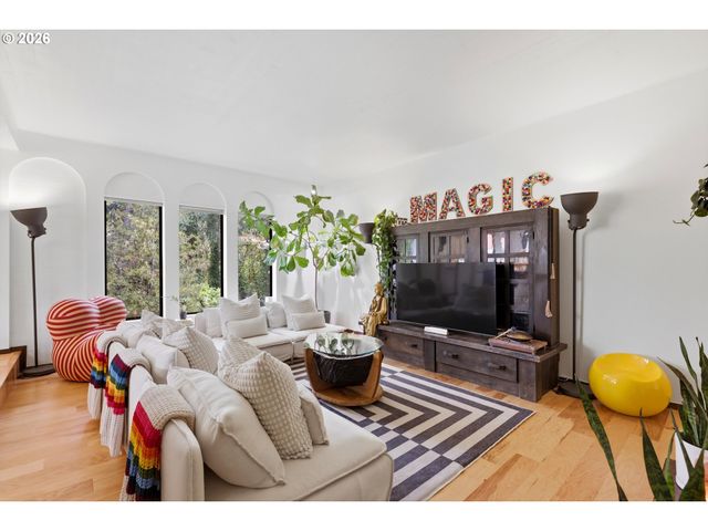 6011 Sw SALMON St, Portland, OR 97221