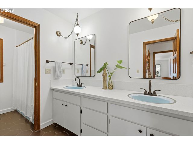 6011 Sw SALMON St, Portland, OR 97221