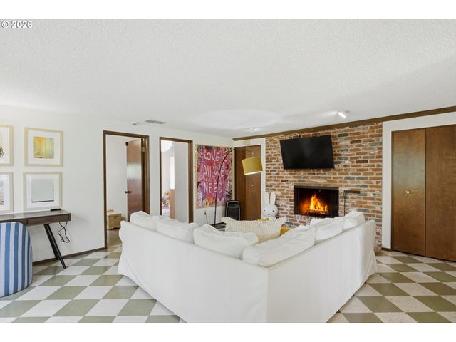 6011 Sw SALMON St, Portland, OR 97221