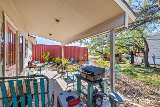 301 W Duncan Avenue, Mertzon, TX 76941