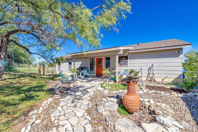 301 W Duncan Avenue, Mertzon, TX 76941