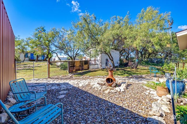 301 W Duncan Avenue, Mertzon, TX 76941
