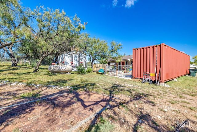 301 W Duncan Avenue, Mertzon, TX 76941