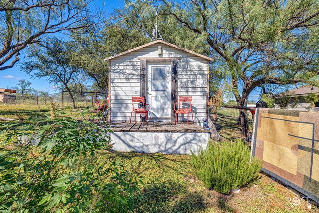 301 W Duncan Avenue, Mertzon, TX 76941